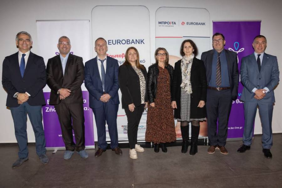 Από αριστερά διακρίνονται οι κ.κ.: Χάρης Χηνιάδης, Γυναικολόγος Αναπαραγωγής, συνιδρυτής του σωματείου Be-Live, Παναγιώτης Καρδάσης, Διευθυντής Εταιρικής Κοινωνικής Ευθύνης &amp; Ειδικών Έργων, Eurobank, Γιώργος Χρυσόπουλος, Διευθυντής Καταστήματος Καλλονής, Eurobank, Ιωάννα Ευαγγελίδου, Διευθύντρια Υποδ/νσης Εταιρικής Κοινωνικής Ευθύνης &amp; Ιστορικού Αρχείου, Eurobank, Ζαχαρούλα Ιωακείμ, Αντιδήμαρχος Πολιτισμού, Νεότητας &amp; Εθελοντισμού Δυτικής Λέσβου, Ασανούλα Γιαννή, Αντιδήμαρχος Περιβάλλοντος &amp; Ποιότητας Ζωής Δυτικής Λέσβου, Μιχάλης Τουμπέκης, Διευθυντής Περιφέρειας Καταστημάτων Βορείου Αιγαίου, Eurobank, Βασίλης Κελλάρης, Μαιευτήρας Γυναικολόγος Αναπαραγωγής, συνιδρυτής του σωματείου Be-Live.