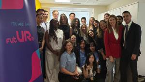 «FutURe» roundtable: Η Merck Ελλάδας βάζει στο μικροσκόπιο τις απόψεις και τους προβληματισμούς της Γενιάς Z