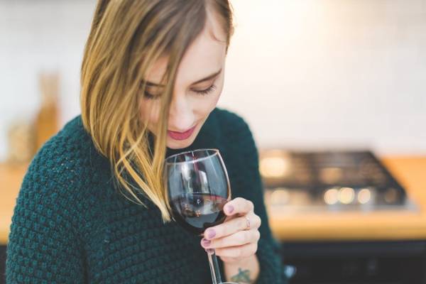 Νέα έρευνα: Το κόκκινο κρασί ενισχύει τη γονιμότητα