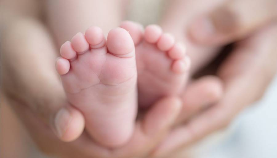 Μετά από 13 αποβολές η Laura από τη Βρετανία έζησε το “θαύμα” της μητρότητας