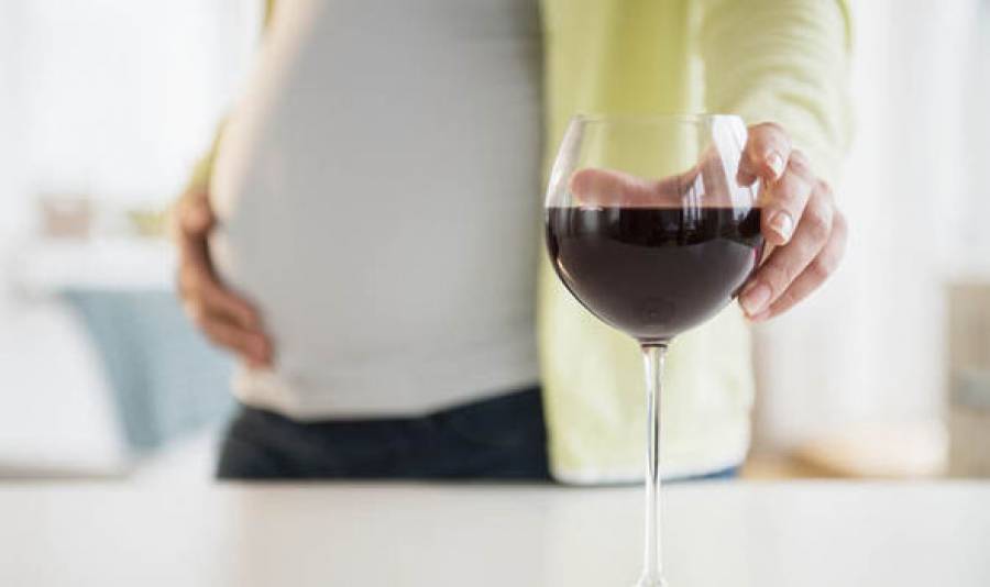 Έρευνα: Επικίνδυνη η κατανάλωση αλκοόλ στα πρώτα στάδια της εγκυμοσύνης
