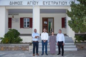 Aπό αριστερά προς τα δεξιά διακρίνονται οι κ.κ.: Παναγιώτης Καρδάσης, Διευθυντής Εταιρικής Κοινωνικής Ευθύνης &amp; Ειδικών Έργων Eurobank, Χάρης Χηνιάδης, Γυναικολόγος Αναπαραγωγής, συνιδρυτής του σωματείου Be-Live, Μαρία Κακαλή, Δήμαρχος Άγιος Ευστράτιος, Βασίλης Κελλάρης, Μαιευτήρας - Γυναικολόγος Αναπαραγωγής, συνιδρυτής του σωματείου Be-Live.   