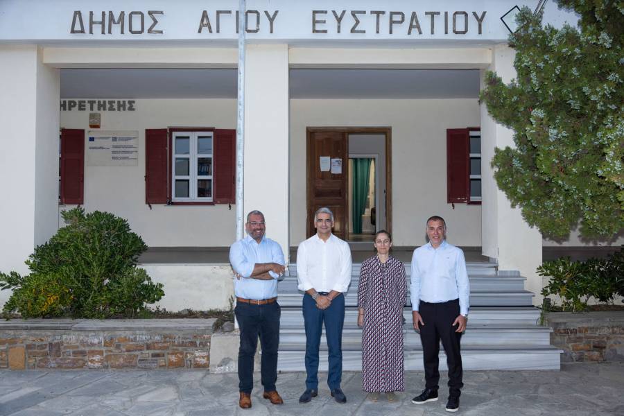 Aπό αριστερά προς τα δεξιά διακρίνονται οι κ.κ.: Παναγιώτης Καρδάσης, Διευθυντής Εταιρικής Κοινωνικής Ευθύνης &amp; Ειδικών Έργων Eurobank, Χάρης Χηνιάδης, Γυναικολόγος Αναπαραγωγής, συνιδρυτής του σωματείου Be-Live, Μαρία Κακαλή, Δήμαρχος Άγιος Ευστράτιος, Βασίλης Κελλάρης, Μαιευτήρας - Γυναικολόγος Αναπαραγωγής, συνιδρυτής του σωματείου Be-Live.   