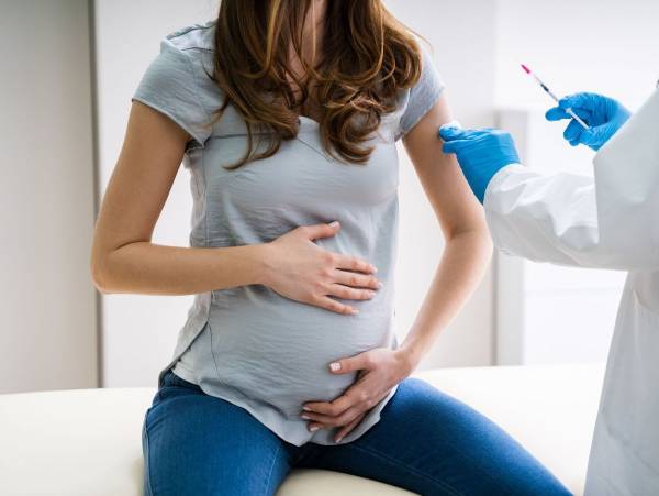 &Epsilon;&mu;&beta;ό&lambda;&iota;&omicron; Pfizer: &Pi;ό&sigma;&omicron; &pi;&rho;&omicron;&sigma;&tau;&alpha;&tau;&epsilon;ύ&epsilon;&iota; &tau;&iota;&sigmaf; &epsilon;&gamma;&kappa;ύ&omicron;&upsilon;&sigmaf;
