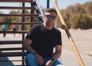 &laquo;&Mu;ί&alpha; &epsilon;ί&nu;&alpha;&iota; &eta; &mu;&alpha;&mu;ά&raquo;: &Tau;&omicron; &nu;έ&omicron; &tau;&rho;&alpha;&gamma;&omicron;ύ&delta;&iota; &delta;&eta;&mu;&omicron;&sigma;&iota;&omicron;&gamma;&rho;ά&phi;&omicron;&upsilon; &gamma;&iota;&alpha; &tau;&eta;&nu; &upsilon;&pi;&omicron;&gamma;&epsilon;&nu;&nu;&eta;&tau;&iota;&kappa;ό&tau;&eta;&tau;&alpha; &sigma;&tau;&eta;&nu; &Epsilon;&lambda;&lambda;ά&delta;&alpha;! (video)